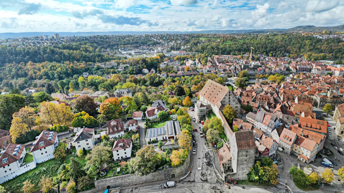 Blick auf die Baustelle von oben. Die Asphaltdecke des Schidgrabens wird erneuert.