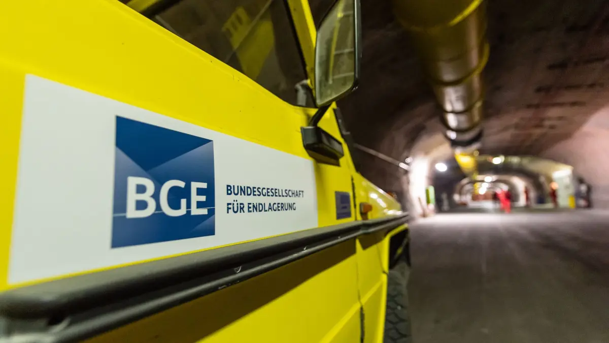 Endlagersuche in Deutschland: ARCHIV - 15.04.2019, Niedersachsen, Gorleben: „BGE, Bundesgesellschaft für Endlagerung“ steht auf einem Geländewagen im ehemaligen Erkundungsbergwerk. Der Salzstock in Gorleben wurde jahrzehntelang für die Endlagerung von hoch radioaktivem Atommüll erkundet. 2011 kam die Wende, der Bundestag beschloss den Ausstieg aus der Atomenergie, auch andere mögliche Standorte sollen nun geprüft werden. (zu dpa: «Rheinland-Pfalz fällt als Atommüll-Endlager raus») Foto: Philipp Schulze/dpa +++ dpa-Bildfunk +++