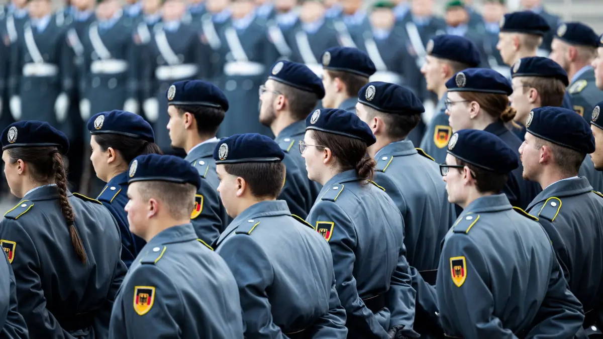 Rekruten der Bundeswehr: ARCHIV - 12.11.2024, Niedersachsen, Hannover: Rekruten stehen beim feierlichen Gelöbnis zum 69. Gründungstag der Bundeswehr. (zu dpa: «Vize-Regierungschefin: «Wehrpflicht ist kein Glücksspiel»») Foto: Michael Matthey/dpa +++ dpa-Bildfunk +++