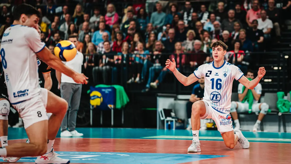 VBL: SVG Lüneburg vs. VfB Friedrichshafen 04.11.2025 : VBL: SVG Lüneburg vs. VfB Friedrichshafen 04.11.2025 Simon Kohn 16, VfB Friedrichshafen guckt Aleksa Batak 8, VfB Friedrichshafen an, wie er den Ball annimmt Volleyball Bundesliga, 5. Spieltag: SVG Lüneburg vs. VfB Friedrichshafen am 04.11.2025 in der LKH-Arena, Lüneburg *** VBL SVG Lüneburg vs VfB Friedrichshafen 04 11 2025 Simon Kohn 16, VfB Friedrichshafen looks at Aleksa Batak 8, VfB Friedrichshafen as he receives the ball Volleyball Bundesliga, Matchday 5 SVG Lüneburg vs VfB Friedrichshafen on 04 11 2025 at LKH Arena, Lüneburg Copyright: xBEAUTIFULxSPORTS/Tonhäuserx