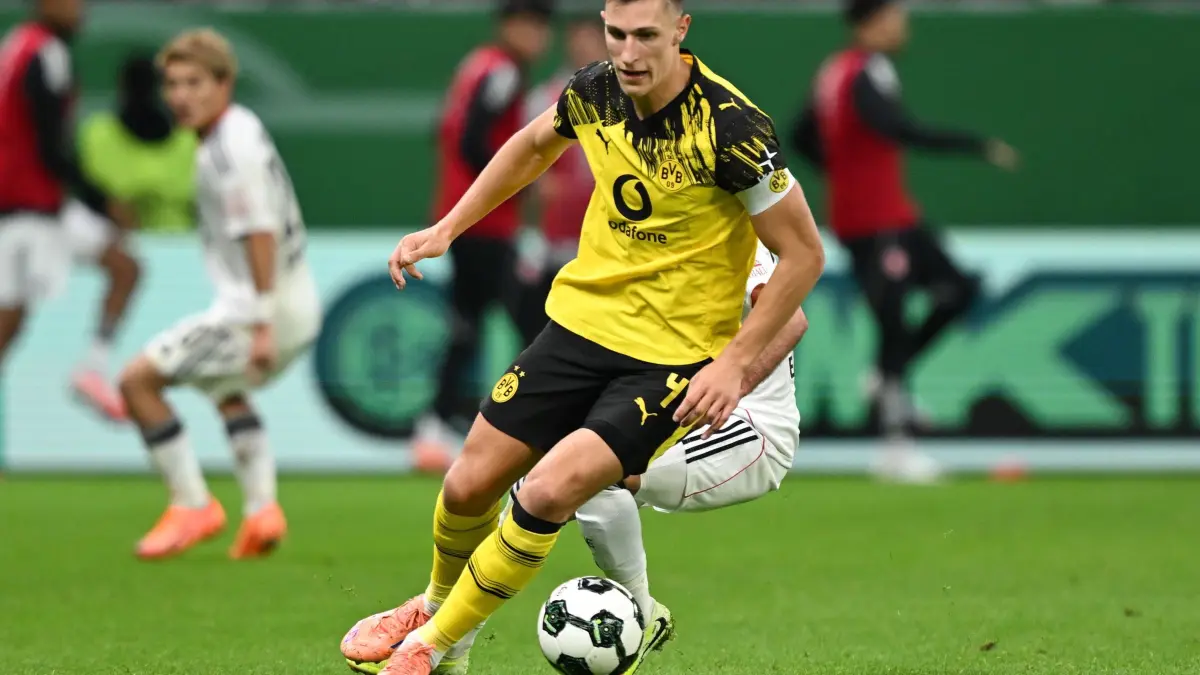 Nico Schlotterbeck: ARCHIV - 28.10.2025, Hessen, Frankfurt/Main: Fußball: DFB-Pokal, Eintracht Frankfurt - Borussia Dortmund, 2. Runde, Deutsche Bank Park. Nico Schlotterbeck (Borussia Dortmund) in Aktion. (zu dpa: «Schlotterbeck dabei - Zwei BVB-Profis fehlen im Teamtraining») Foto: Arne Dedert/dpa +++ dpa-Bildfunk +++