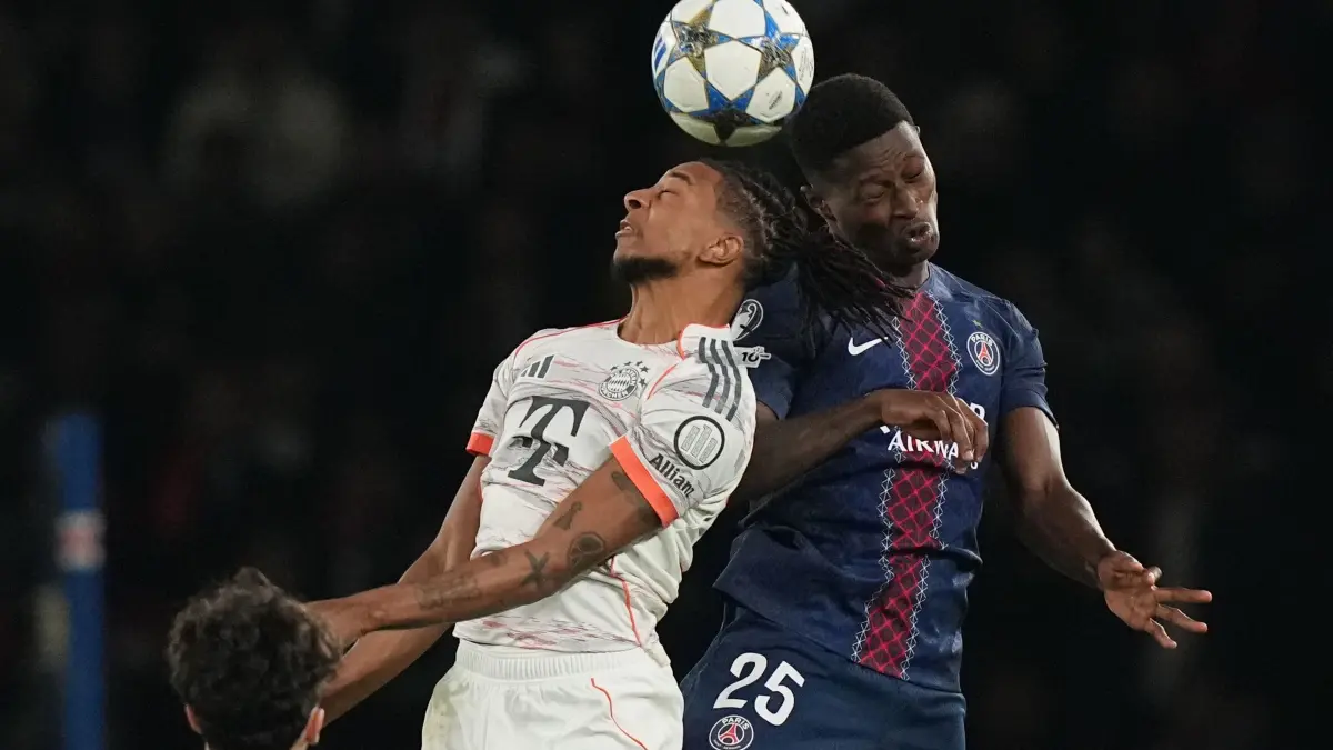 Paris Saint-Germain - Bayern München: 04.11.2025, Frankreich, Paris: Fußball: Champions League, Paris Saint-Germain - Bayern München, Vorrunde, 4. Spieltag, Parc des Princes. Nuno Mendes (r, Paris Saint-Germain) gegen Michael Olise (Bayern München). Foto: Thibault Camus/AP/dpa +++ dpa-Bildfunk +++