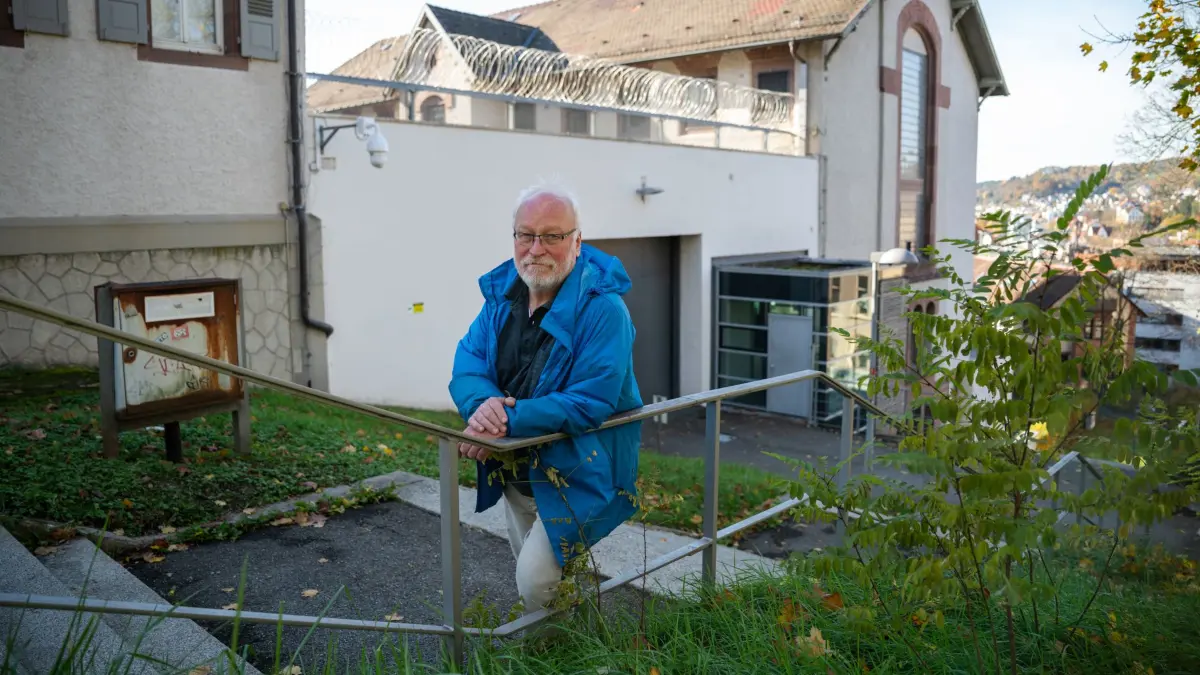 Gefängnis-Seelsorger Thomas Mehlfeld vor dem Gebäude für die Untersuchungshaft am Fuße des Österbergs.