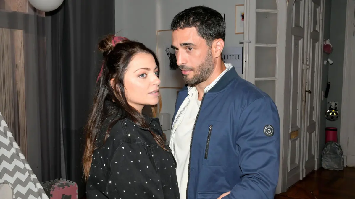 Emily (Anne Menden) und Tobias (Jan KIttmann) hatten bislang keine Zeit, ihr frisches Liebesglück zu genießen.