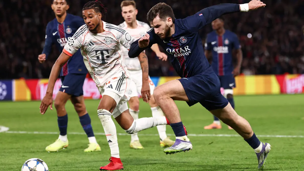 Paris Saint-Germain's Georgian forward #07 Khvicha Kvaratskhelia (R) fights for the ball with Bayern Munich's French midfielder #17 Michael Olise (L) during the UEFA Champions League, league phase day 4, football match between Paris Saint-Germain (PSG) and FC Bayern Munich at the Parc des Princes in Paris, on November 4, 2025. (Photo by FRANCK FIFE / AFP)