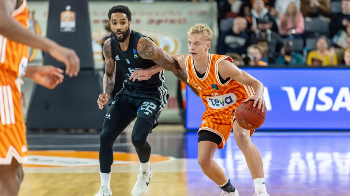 GER, ratiopharm ulm vs. London Lions, Basketball, 6. Runde, BKT EuroCup, Spielzeit 2025/2026, 05.11.2025: Zweikampf zwischen Tarik Phillip (London Lions, #22) Teo Milicic (Ratiopharm Ulm, #44),
GER, ratiopharm ulm vs. London Lions, Basketball, 6. Runde, BKT EuroCup, Spielzeit 2025/2026, 05.11.2025,
Foto: Eibner-Pressefoto/Jani Pless