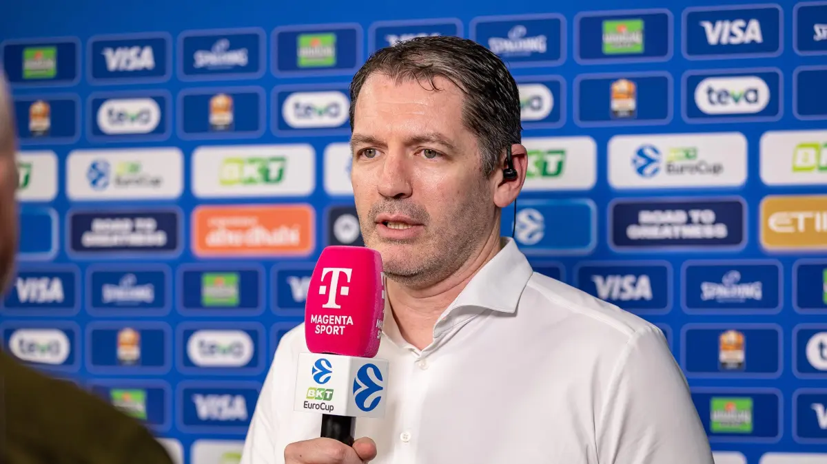 GER, ratiopharm ulm vs. London Lions, Basketball, 6. Runde, BKT EuroCup, Spielzeit 2025/2026, 05.11.2025: Ty Harrelson (Ratiopharm Ulm, Chef-Trainer) Interview Telekom Magenta Sport Mikrofon Mimik Schwitzen angespannt vor dem Spiel,
GER, ratiopharm ulm vs. London Lions, Basketball, 6. Runde, BKT EuroCup, Spielzeit 2025/2026, 05.11.2025,
Foto: Eibner-Pressefoto/Jani Pless