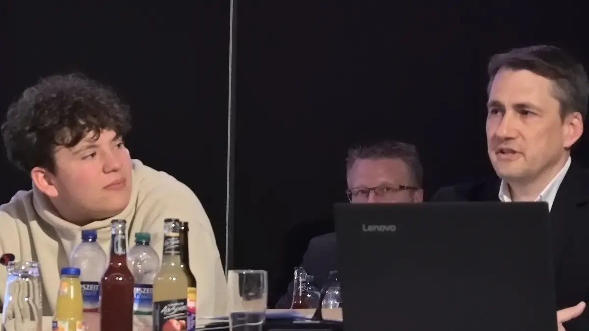 Caleb Maier vom Jugendgemeinderat, hier neben Prof. Tobias Bernecker vom Regional-Stadtbahn- Zweckverband, bekam am Ende seines Plädoyers den stärksten Applaus des Abends.