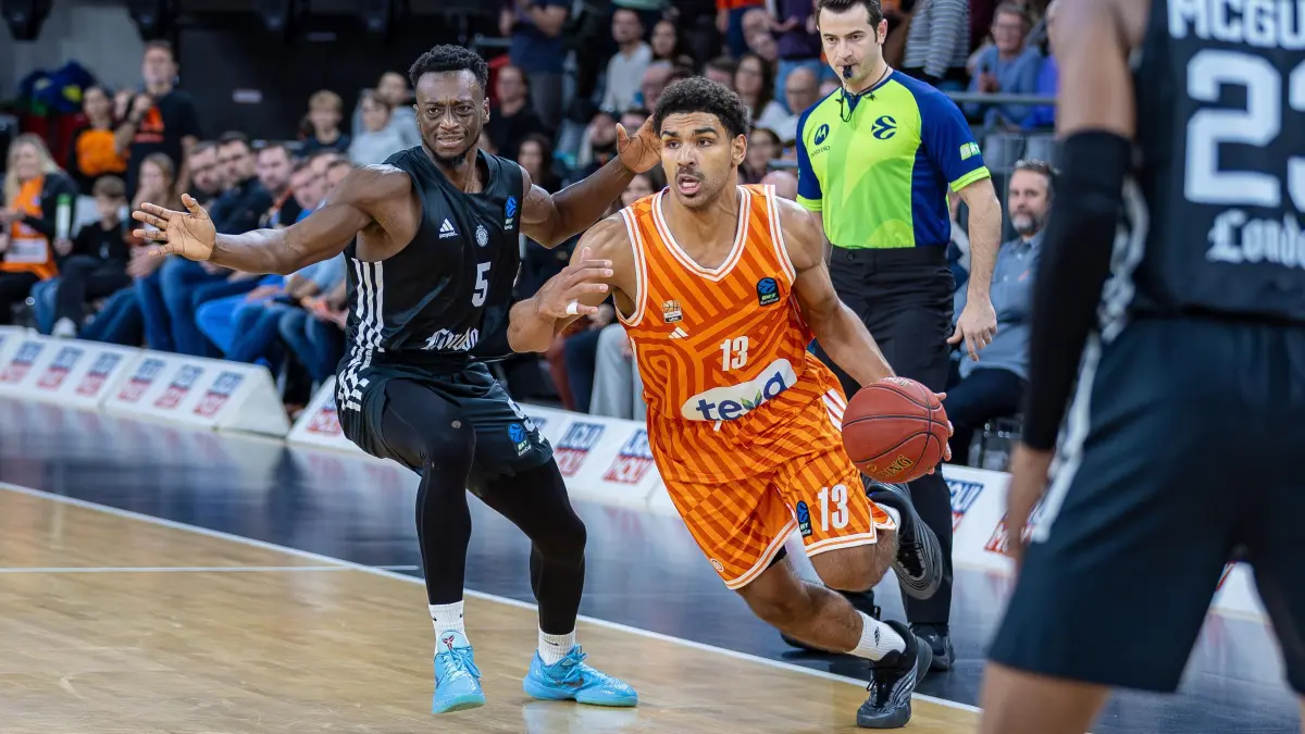 GER, ratiopharm ulm vs. London Lions, Basketball, 6. Runde, BKT EuroCup, Spielzeit 2025/2026, 05.11.2025: Dynamischer Zweikampf zwischen Mark Smith (Ratiopharm Ulm, #13) Amin Adamu (London Lions, #05) Zug zum Korb Mimik Gestik Emotionen,
GER, ratiopharm ulm vs. London Lions, Basketball, 6. Runde, BKT EuroCup, Spielzeit 2025/2026, 05.11.2025,
Foto: Eibner-Pressefoto/Jani Pless