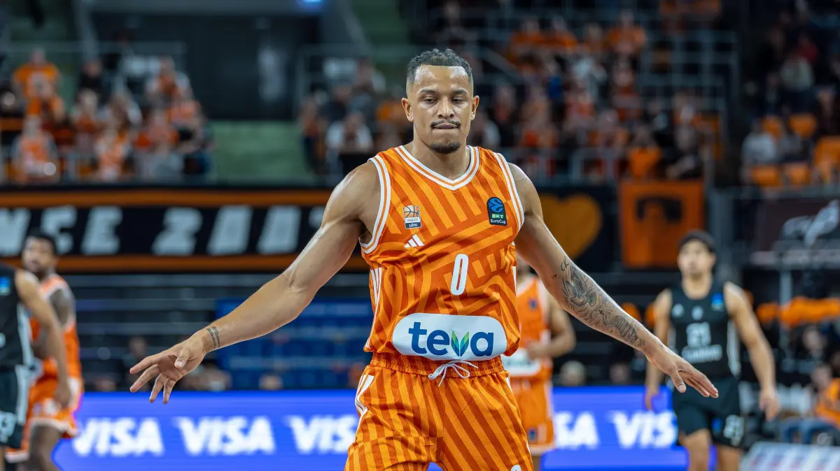 GER, ratiopharm ulm vs. London Lions, Basketball, 6. Runde, BKT EuroCup, Spielzeit 2025/2026, 05.11.2025: Nelson Weidemann (Ratiopharm Ulm, #00) Albatross Move ausgestreckte Arme zur Seite Feier Jubel,
GER, ratiopharm ulm vs. London Lions, Basketball, 6. Runde, BKT EuroCup, Spielzeit 2025/2026, 05.11.2025,
Foto: Eibner-Pressefoto/Jani Pless