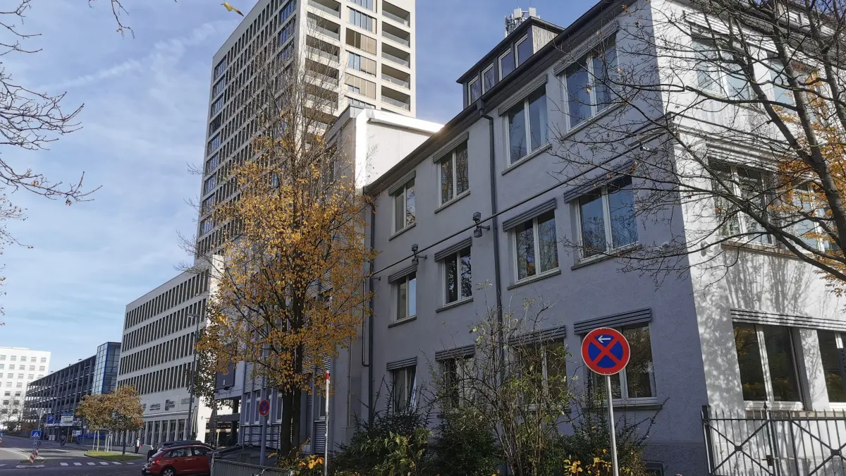 Arbeitsgericht Reutlingen: Verhandlung wegen Parkens im Halteverbot bei der ehemaligen Paketpost.