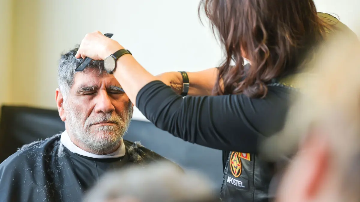 Stuttgart Bad cannstatt, Stadtcafe 72
Charity-Aktion für Bedürftige: Die Barber Angels helfen bei der Ambulanten Hilfe in Bad Cannstatt im Stadtcafé 72, indem sie in Biker-Kleidung den bedürftigen Menschen professionell die Haare schneiden. Sie geben Obdachlosen durch kostenlose Haar- und Bartschnitte wieder mehr Selbstbewusstsein. Wir berichten darüber.