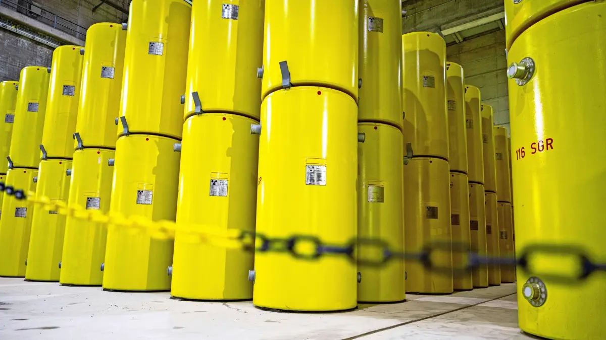 ARCHIV - 18.09.2025, Nordrhein-Westfalen, Ahaus: In Ahaus stehen hochradioaktive gelbe CASTOR Behälter vom Typ THTR, die aus Atomkraftwerken zwischengelagert werden. Die Bundesgesellschaft für Endlagerung sieht Teile Thüringens weiter als geeignet für ein Atommüll-Endlager. Bis 2050 soll eine Entscheidung fallen. (zu dpa: «Teile Thüringens bleiben im Rennen um Atommüll-Endlager») Foto: Guido Kirchner/dpa +++ dpa-Bildfunk +++