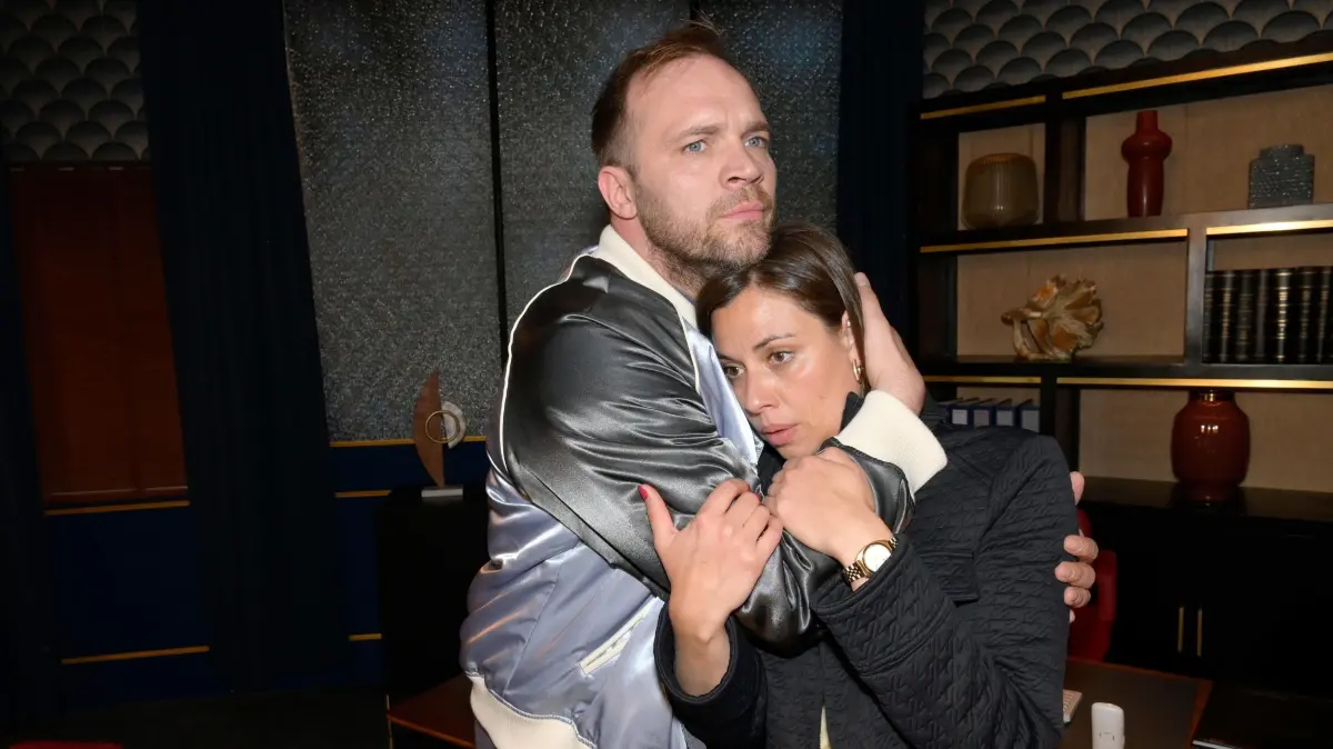 Matilda (Anna-Katharina Fecher) kann sich dank Erik (Patrick Heinrich) wieder etwas beruhigen. Erik erkennt, dass sie traumatisiert ist.