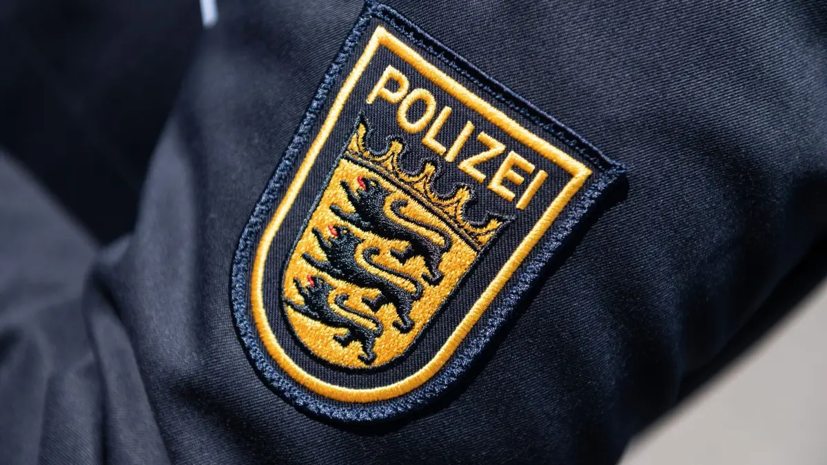 Polizei-Wappen Baden-Württemberg: ARCHIV - 26.05.2022, Baden-Württemberg, Stuttgart: Das Wappen der Polizei Baden-Württemberg ist auf der Uniform einer Polizeibeamtin zu sehen. (zu dpa: ««Fuck Grüne» - Polizist bekommt Rüge wegen Aufkleber») Foto: Silas Stein/Deutsche Presse-Agentur GmbH/dpa +++ dpa-Bildfunk +++