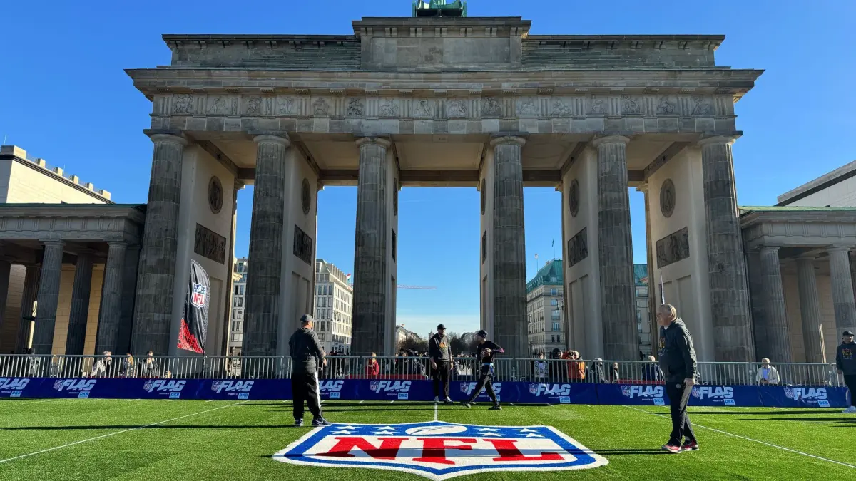 American Football: NFL-Fanzone am Brandenburger Tor: 06.11.2025, Berlin: Am Brandenburger Tor ist Kunstrasen ausgerollt - hier können sich Fans im Flag Football (eine Variante des American Football) ausprobieren. Am 09.11.2025 treffen die Atlanta Falcons beim Berlin Game auf die Indianapolis Colts. Foto: Jordan Raza/dpa +++ dpa-Bildfunk +++