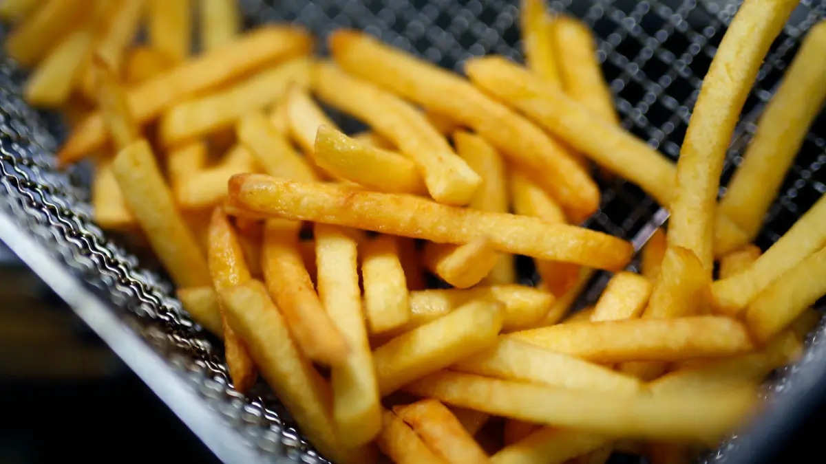 Pommes in der Fritteuse: ARCHIV - 06.04.2018, Nordrhein-Westfalen, Bochum: Pommes frites in der Fritteuse. (zu dpa: «Unbekannte stehlen hunderte Liter altes Frittierfett») Foto: Ina Fassbender/dpa/dpa-tmn +++ dpa-Bildfunk +++