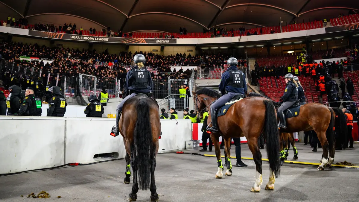 VfB Stuttgart - Feyenoord Rotterdam: 06.11.2025, Baden-Württemberg, Stuttgart: Fußball: Europa League, VfB Stuttgart - Feyenoord Rotterdam, Vorrunde, 4. Spieltag, MHPArena. Polizeipferde stehen nach dem Spiel vor dem Fanblock von Feyenoord Rotterdam im Stadion. Foto: Tom Weller/dpa +++ dpa-Bildfunk +++