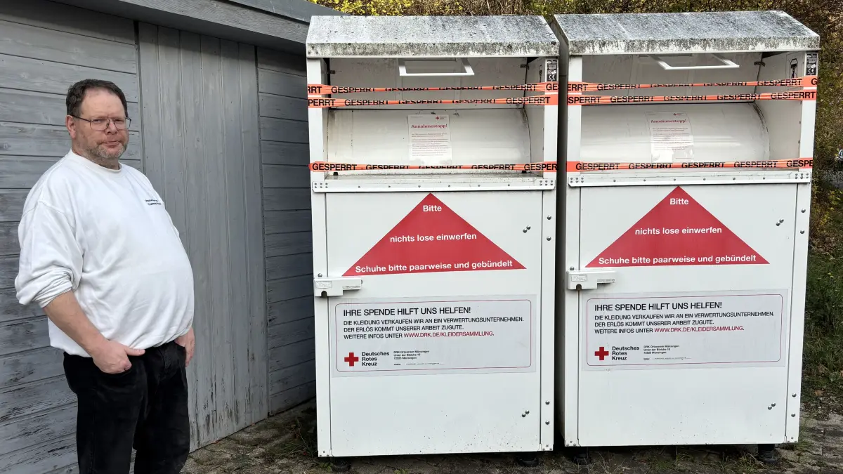 Claus Meyer steht neben den gesperrten Containern, vor dem Standort des Deutschen Roten Kreuzes in Münsingen. Die Absperrbänder sind bereits ausgeblichen, aber werden voraussichtlich noch eine Weil dort hängen bleiben.