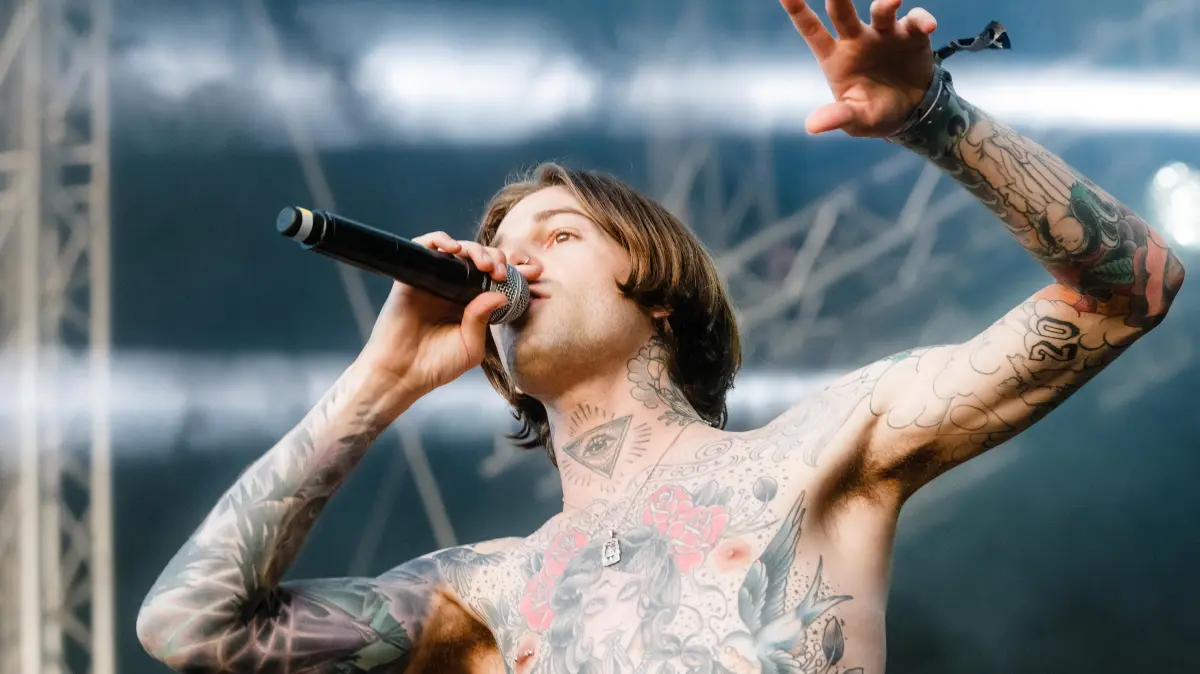 Jesse Rutherford, Sänger der Band The Neighbourhood, singt am 19.08.2016 in Hamburg auf dem Dockville-Festival. Das 10. Dockville-Festival in Hamburg-Wilhelmsburg dauert noch bis zum 21.08.2016. Foto: Markus Scholz/dpa ++ +++ dpa-Bildfunk +++