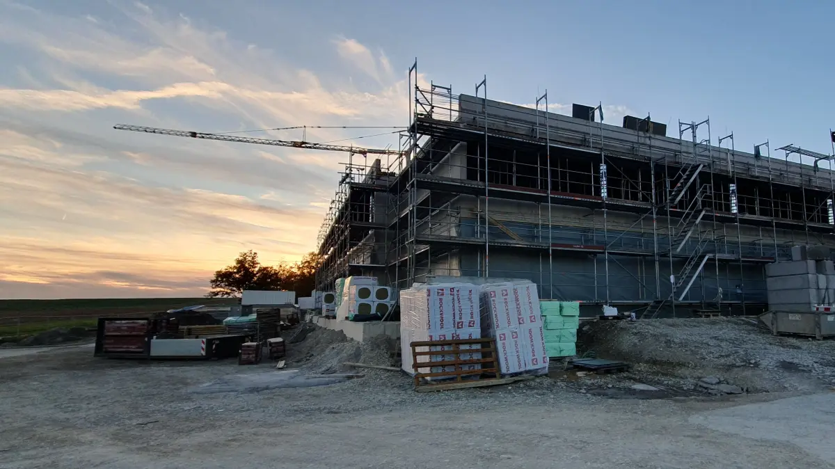 Die Baustelle auf dem Höhnisch schreitet voran. Der Rohbau ist bald fertig.