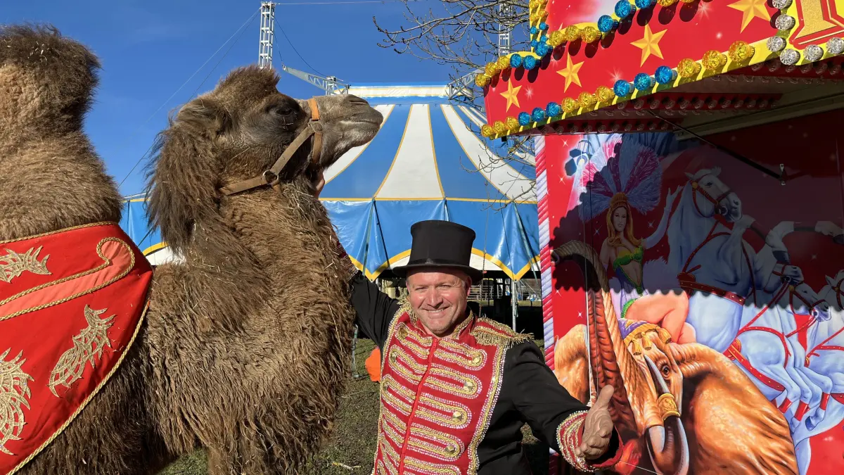 Zirkusdirektor Alois Frank führt den Circus Alaska in siebter Generation. Vom 06. bis 09. November gastiert der Zirkus in Münsingen.