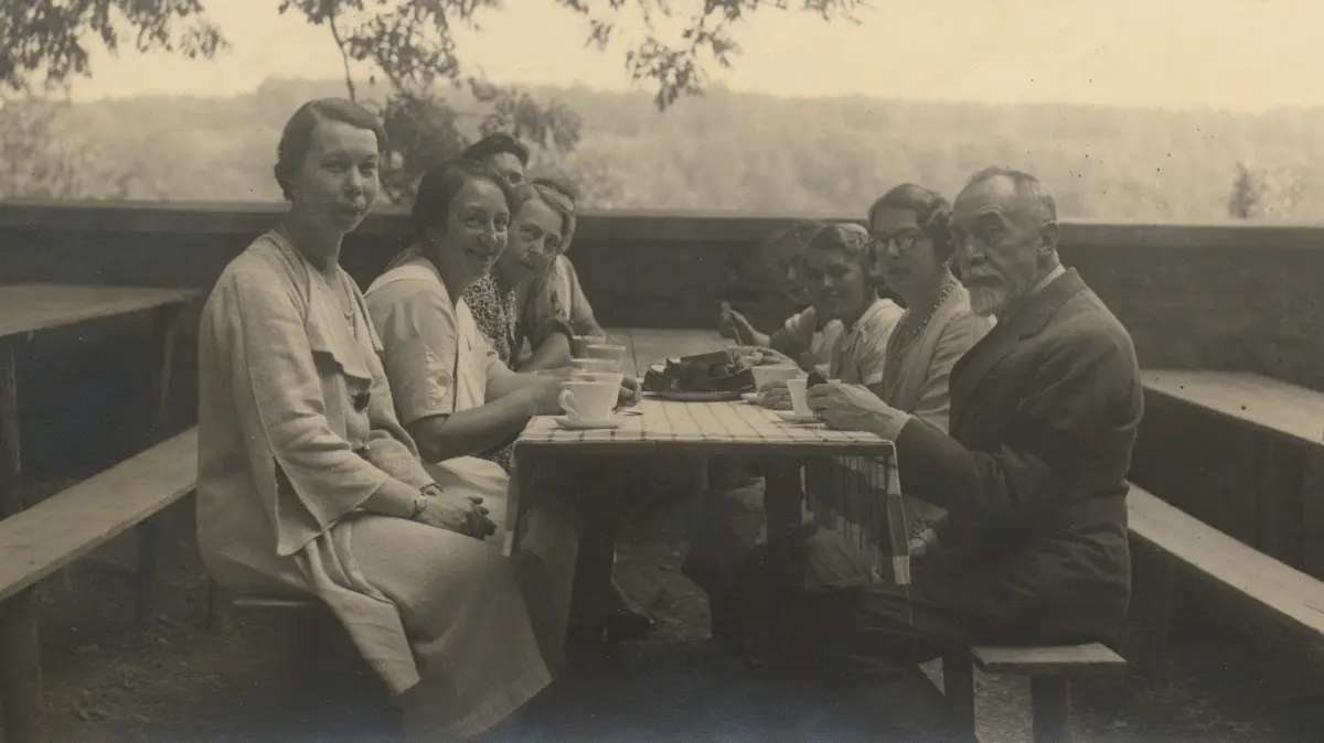 Umschlagbild zum Buch "Die Fürstenfamilie Hohenlohe-Langenburg und der Nationalsozialismus – Eine Geschichte von Anpassung und Dissens". Fürst Ernst II. zu Hohenlohe-Langenburg 1938 mit seiner Familie, v.l.n.r. Prinzessin Alexandra und an dritter Stelle Fürstin Alexandra, rechts Fürst Ernst II. und neben ihm Prinzessin Irma.