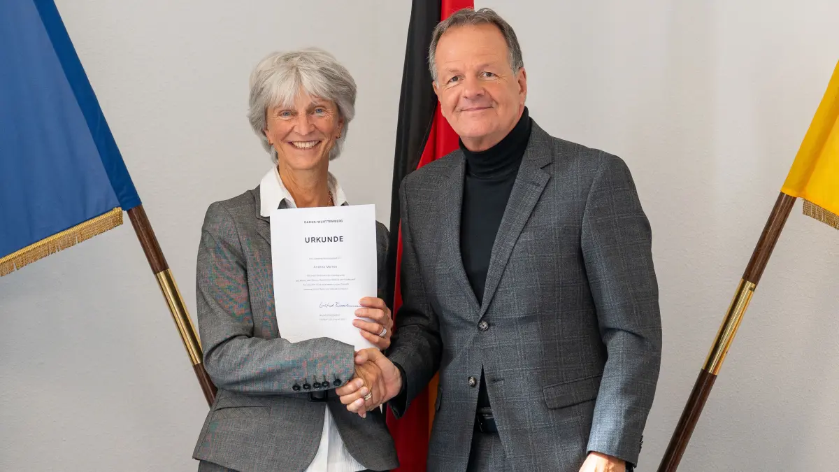 Andrea Merkle bei ihrer Verabschiedung in den Ruhestand mit Matthias Zeiser, dem Präsidenten der Polizeihochschule Baden-Württemberg in Villingen-Schwenningen.