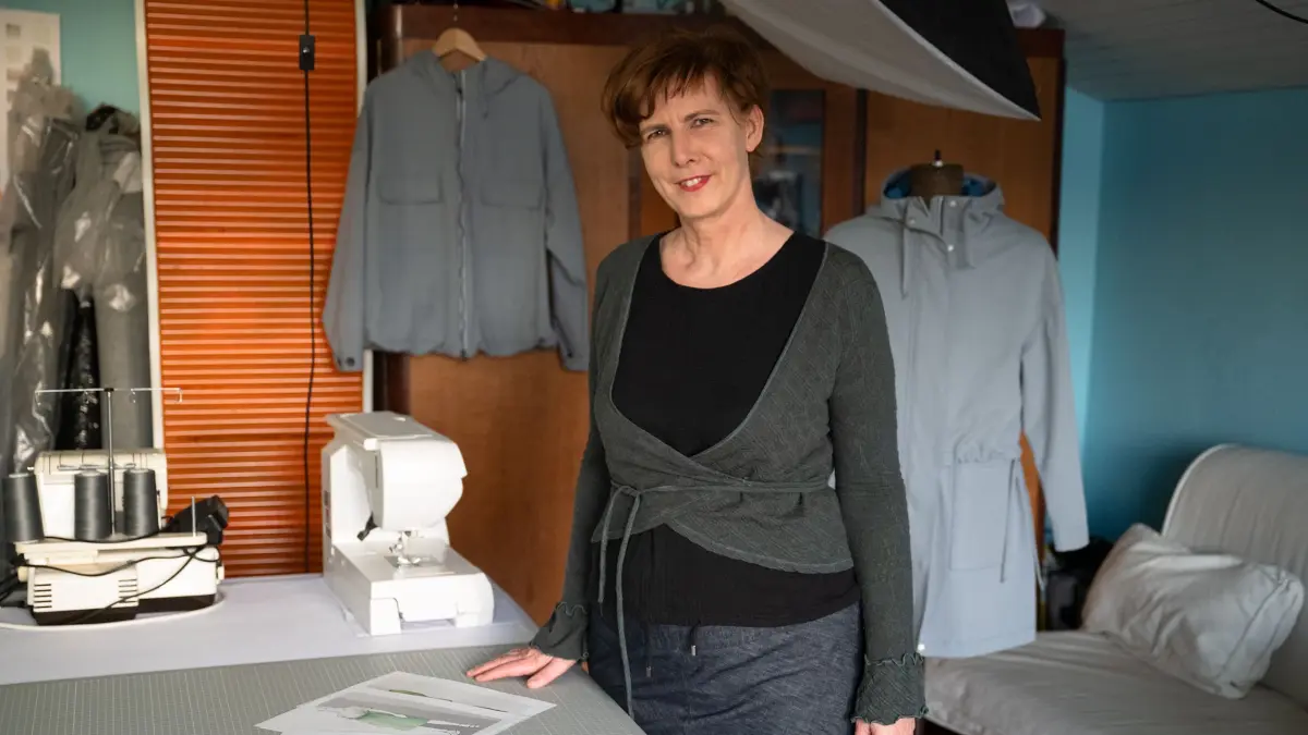 Anke Nellen in ihrem Atelier mit Schnittmuster im Vorder- und Hintergrund.