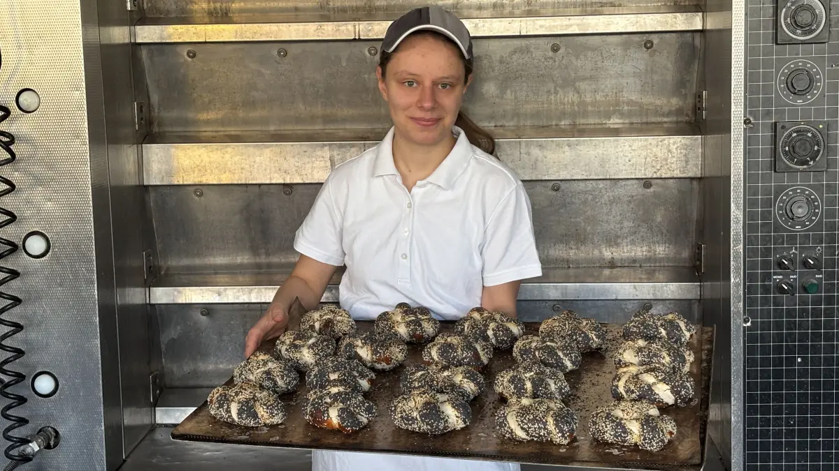 Anna Locher mit einem frischen Blech voller Sesam-Mohn-Brötchen. Sie ist Gesellin bei der Bäckerei Engler in Zwiefalten und konnte mit den Brötchen schon bei der Landesmeisterschaft im Handwerk punkten.