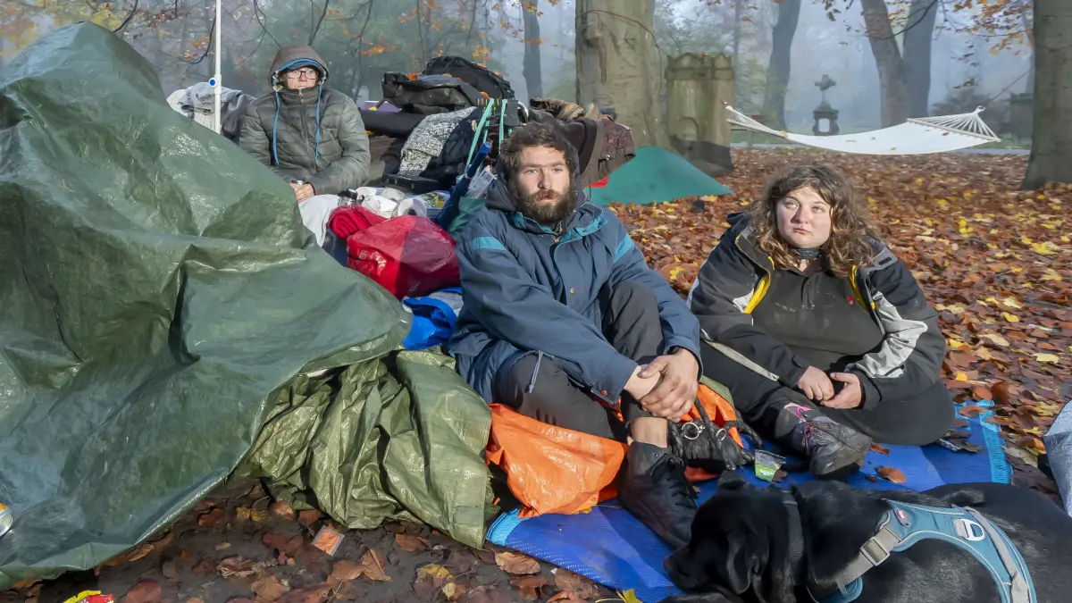 Obdachlose im Alten Friedhof Andrea, Leon und Michelle. ( Hans oder Henri mit einer Lungenentzündung unter der Plane )