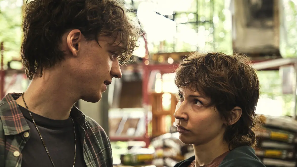 Mike (Jeremias Meyer) und Nisha (Amina Merai) hofften auf mehr Zuspruch von Mikes Eltern bezüglich ihrer Hochzeit und Schwangerschaft.