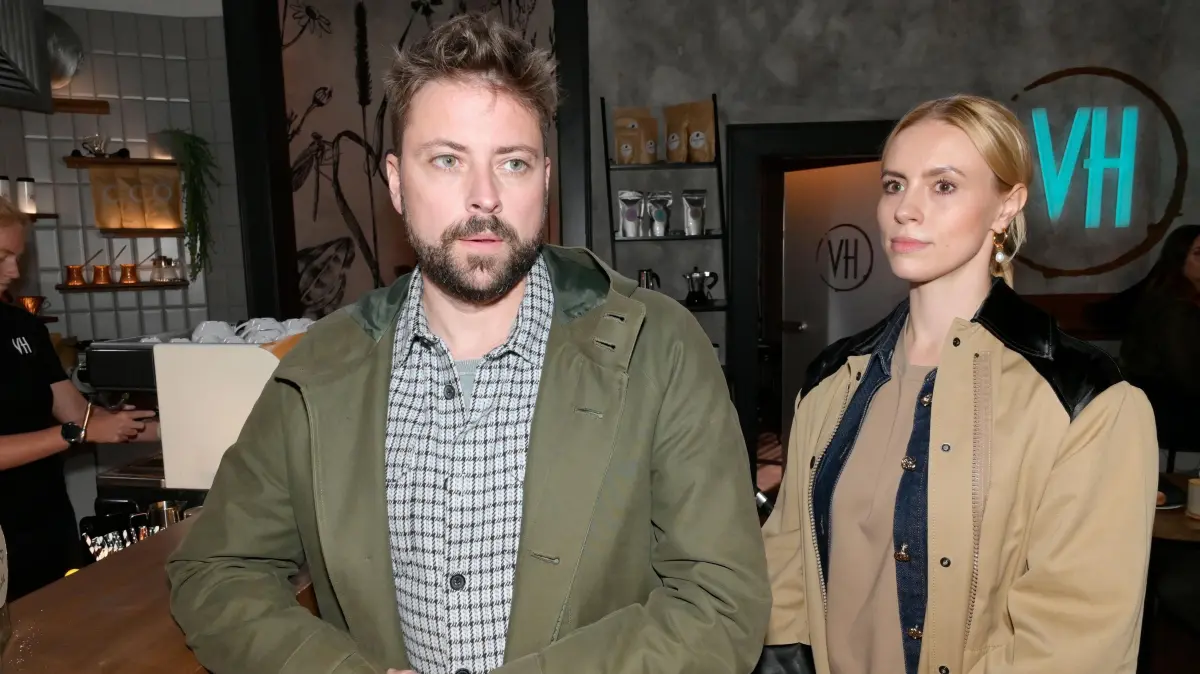 John (Felix von Jascheroff) und Zoe (Lara Dandelion Seibert) bangen bei GZSZ um ihre Tochter Clara.