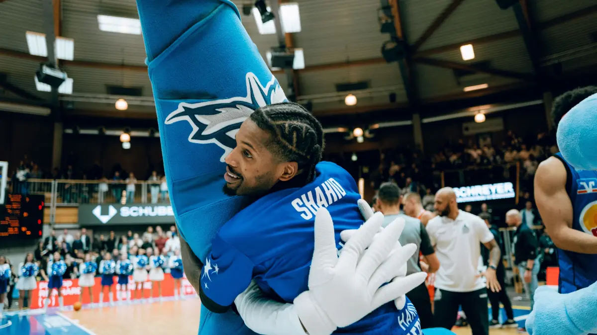 Auch Merlins-Maskottchen Hutini freut sich über die Rückkehr von Point Guard Vincent Shahid.