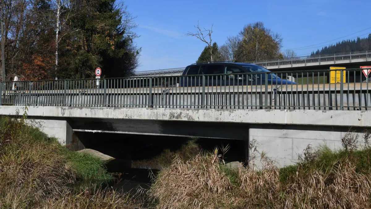 Die Brücke über die Gächinger Lauter ist marode. Das Regierungspräsidium Tübingen plant einen Ersatzbau.