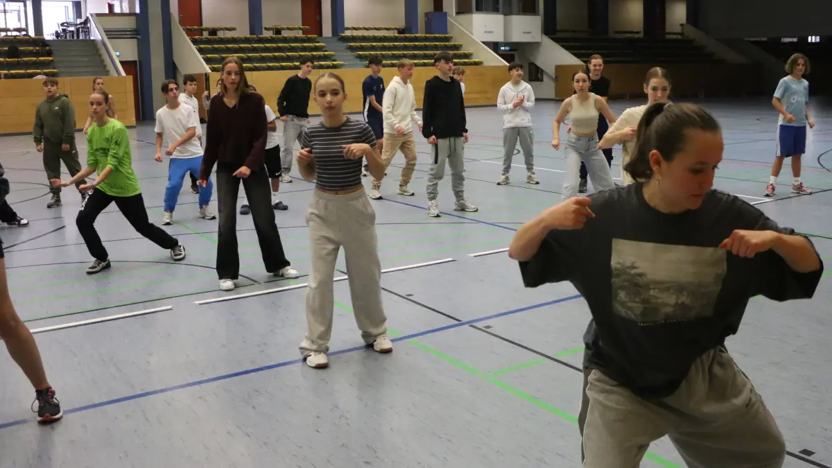 Gemeinsames Tanz-Training mit den Cheerleadern der Movin-Tanzschule.