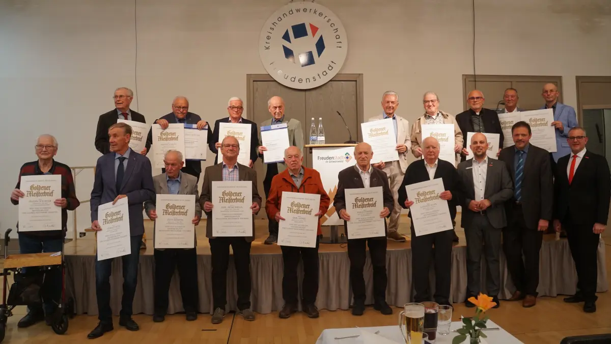 Die Jubilare mit (vorne, von rechts) Handwerkskammerpräsident Alexander Wälde, Kreishandwerksmeister Friedrich Barth und Kreishandwerksgeschäftsführer Lennart Nöller.