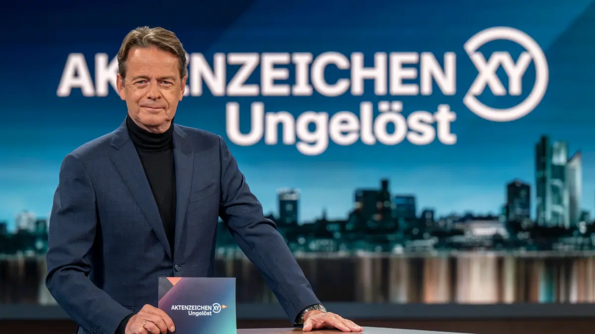 Studio von „Aktenzeichen XY... Ungelöst“: PRODUKTION - 04.11.2025, Bayern, München: Moderator Rudi Cerne steht im ZDF-Studio von "Aktenzeichen XY… Ungelöst" auf dem Bavaria Film Gelände. (zu dpa: «Acht Jahre nach Verschwinden: Hinweise in Vermisstenfall») Foto: Peter Kneffel/dpa +++ dpa-Bildfunk +++
