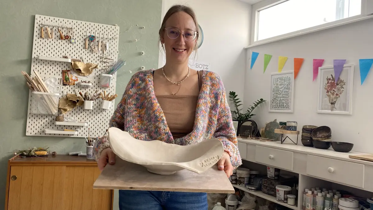 Die Glasur fehlt noch: Amelie Flinspach mit einer Tonschale, die aus dem Abdruck eines Babybauchs entstanden ist.
