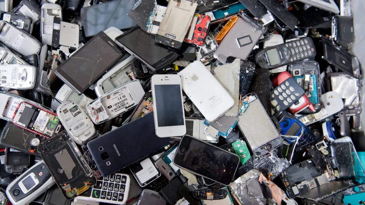 Elektroschrott in einem Container: ARCHIV - 19.07.2016, Niedersachsen, Goslar: Alte Handys und Smartphones liegen in einem Container. Es fällt immer mehr Elektroschrott an - und das Recycling kommt nicht hinterher. (zu dpa: «Vereinfachte Rückgabe von Elektroschrott und E-Zigaretten») Foto: Julian Stratenschulte/dpa +++ dpa-Bildfunk +++