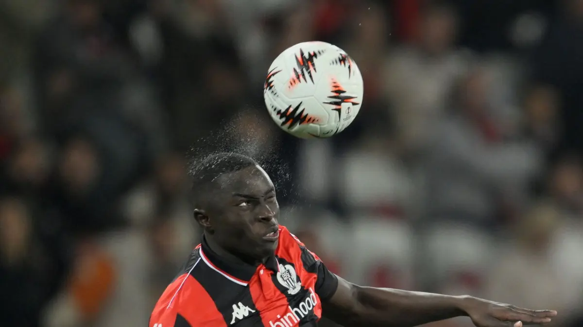 OGC Nizza - SC Freiburg: 06.11.2025, Frankreich, Nizza: Fußball: Europa League, OGC Nizza - SC Freiburg, Nizzas Antoine Mendy köpft den Ball. Foto: Philippe Magoni/AP/dpa +++ dpa-Bildfunk +++