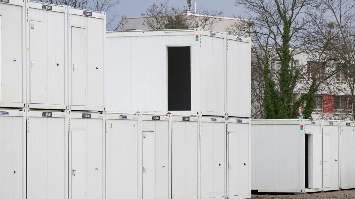 Halbe Container Rätselhafter Notruf: Mann steckt vier Tage in Container fest – und ...