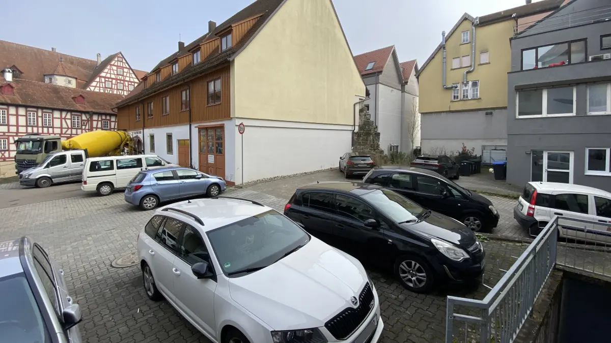 Parkplätze vor Stadtbücherei
