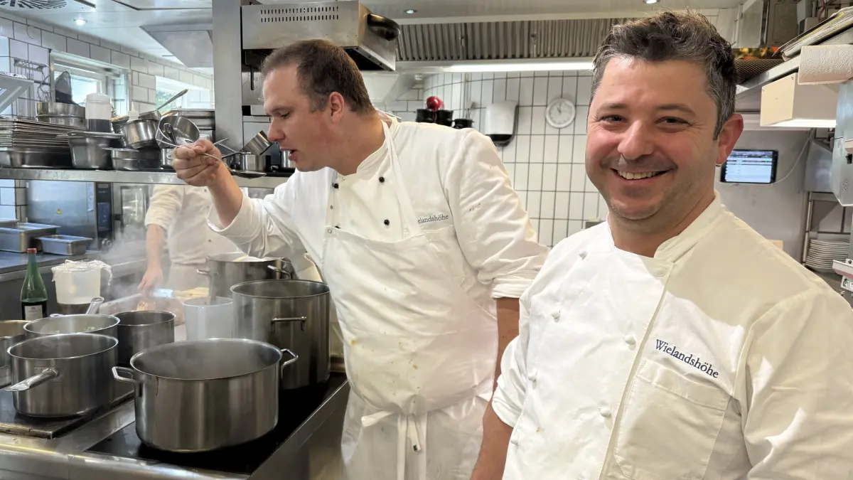 Jörg Neth (rechts) mit seinem stellvertretenden Chefkoch Maximilian Karl (links)