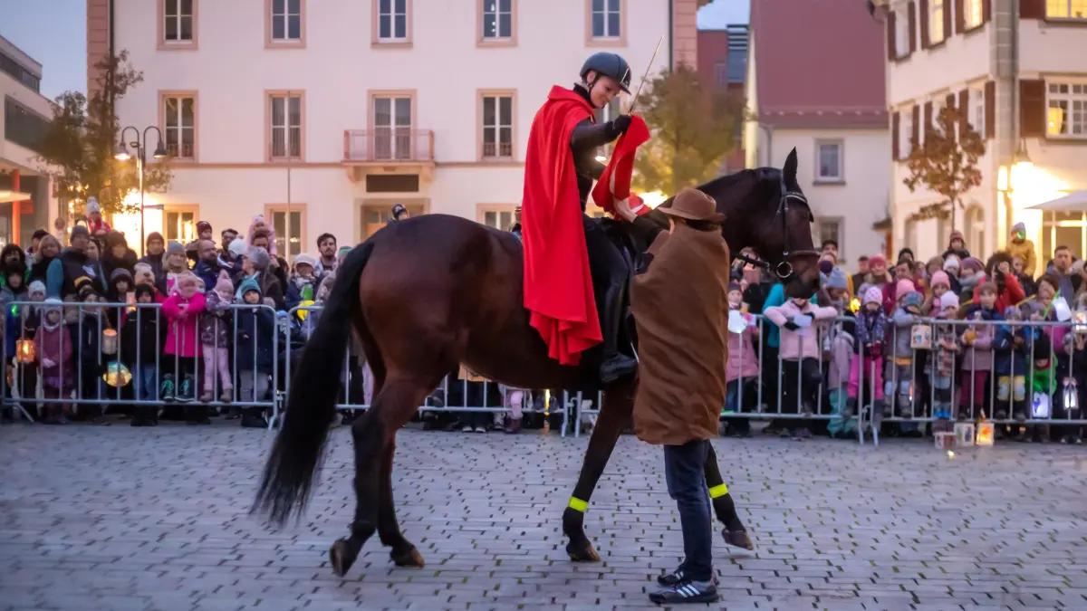 (ohne Überschrift): Martinsspiel in Ehingen vor dem Rathaus Martinsumzug
