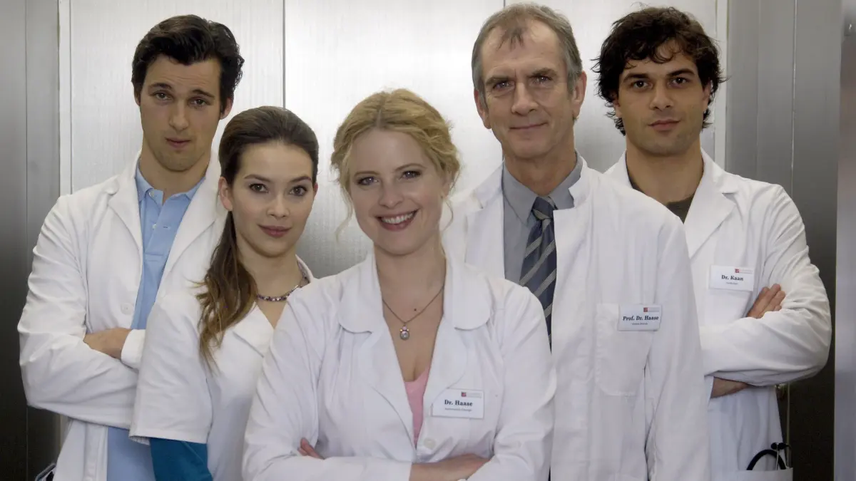 Die Schauspieler (l-r) Florian David Fitz, Laura Osswald, Diana Amft, Peter Prager und Kai Schumann, aufgenommen am Rande der Dreharbeiten zu "Doctor's Diary" (Archivfoto vom 12.12.2007).
