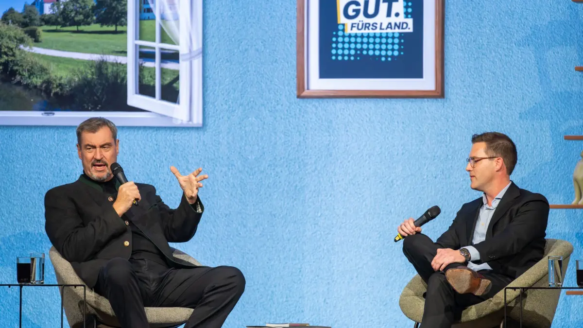 „Bühne frei - Politik hautnah erleben“ Nagold: 07.11.2025, Baden-Württemberg, Nagold: Markus Söder (l, CSU), Ministerpräsident von Bayern, und Manuel Hagel, Landesvorsitzender der CDU Baden-Württemberg, sitzen beim neuen Gesprächsformat «Bühne frei - Politik hautnah erleben» der CDU Baden-Württemberg in der Stadthalle Nagold auf der Bühne. Foto: Silas Stein/dpa +++ dpa-Bildfunk +++