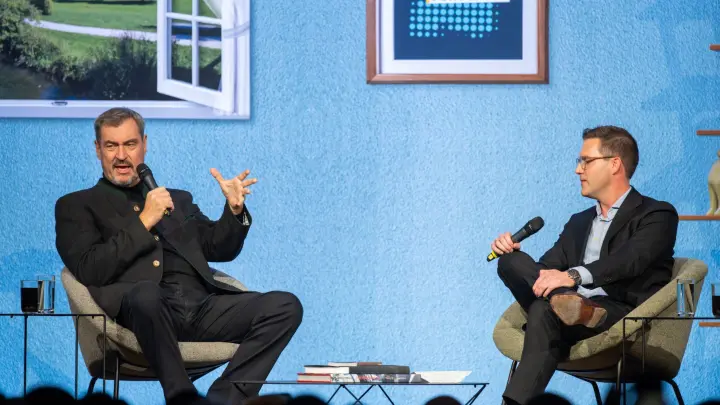 Kein Söder-Auftritt ohne Würstchen-Witz – der Halle gefällt’s