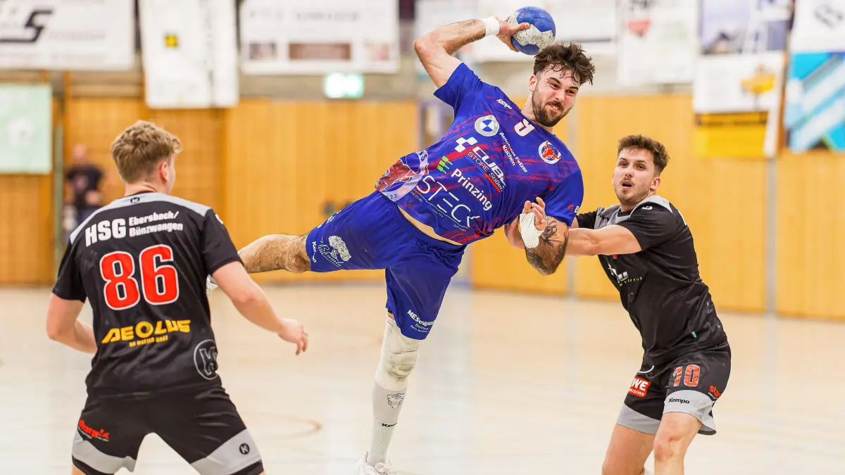 Handball Landesliga Staffel 3: Handball Landesliga Staffel 3; KuGiS Handball - HSG Ebersbach/Bünzwangen;
Marcos Haas (SG KuGi, #9) und Florian Lustig (HSG Ebersbach/Bünzwangen, #10);
07.11.2025; Ankenhalle; Kuchen.
Foto: Thomas Madel