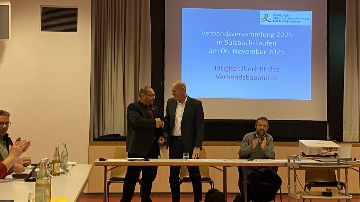 Sulzbach-Laufens Bürgermeister Markus Bock (Links) gratuliert Stephen Brauer zur Wahl als Vorsitzender des Gemeindeverwaltungsverbands Limpurger Land.
